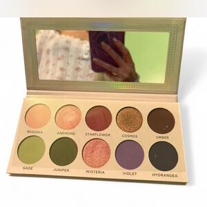 Dreamy springtime eyeshadow pallet sparkly and matte colors  
Vibrant